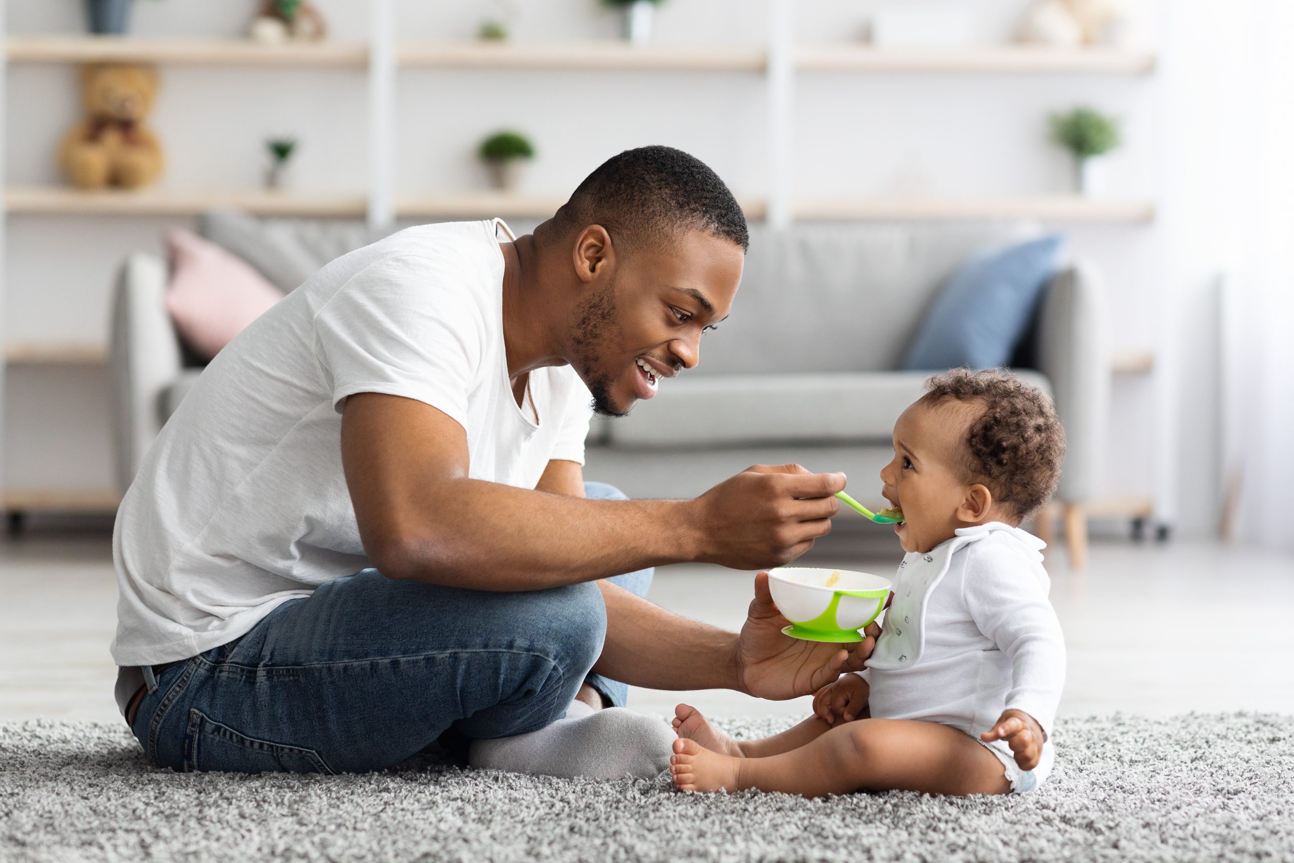 Feeding dad. Папа кормит семью. Caring father. Отцовская забота.